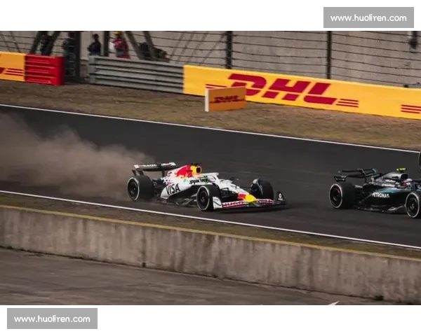 F1赛季激烈对决中冠军争夺战全面解析与精彩瞬间盘点